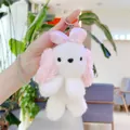 Détail d'un porte-clés chiot en peluche blanche avec oreilles roses et nœud satin - Rose Avec Chaîne