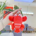 Gros plan du porte-clés homard en peluche rouge avec anneau en métal et broderies fines - Homard Rouge / Chaîne Suspendue / Environ 10 cm