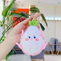 Dettaglio del ciondolo di peluche pitaya con morbida pelliccia e viso ricamato a mano - Frutto Del Dragone In Pelliccia Di Visone / Chiusura Dorata