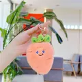 Dettaglio di un portachiavi a forma di carota in peluche rosa con ricamo e gancio - Carota In Pelliccia Di Visone / Chiusura Dorata