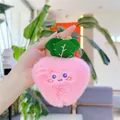 Dettaglio di un portachiavi in peluche rosa con viso ricamato e foglie verdi decorative - Ravanello Rosa In Pelliccia Di Visone / Chiusura Dorata