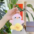 Llavero de peluche pingüino rosa con flotador de pato amarillo sostenido en la mano - Rosa (Cadena de Bolas) / Aproximadamente 10 cm