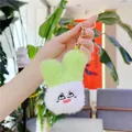 Dettaglio di un simpatico portachiavi in peluche a forma di verdura verde con chiusura - Cipollotto In Pelliccia Di Visone / Chiusura Dorata