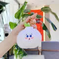 Dettaglio del ciondolo a forma di frutto in peluche bianco con viso ricamato - Aglio In Pelliccia Di Visone / Chiusura Dorata