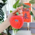 Dettaglio del portachiavi a forma di mela in peluche rosso con viso ricamato e chiusura - Mela Rossa In Pelliccia Di Visone / Chiusura Dorata