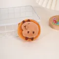 Detailopname van een oranje pluche capybara-portemonnee met zachte ritssluiting - Slapende Capibara Stijl (B162)
