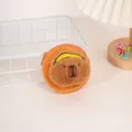 Detail van pluche oranje capybara portemonnee met borduursel op een gezellig bureau - Wukong Capibara Stijl (B163)