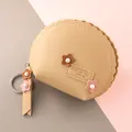 Short minimalist seashell coin purse in beige lychee faux leather with floral accents - Khaki