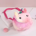Nahaufnahme der rosa Plüsch-Einhorn-Umhängetasche mit weichem Kunstfell und buntem Horn - Rosaroter Farbverlauf