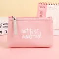 Detailansicht der rosa Make-up-Tasche aus Segeltuch mit weißer Aufschrift und Reißverschluss - Gestreift Rosa