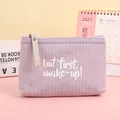 Detail einer lila gestreiften Segeltuchtasche mit dem Slogan 'but first, make-up!' - Lila Gestreift