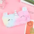 Detalle del estuche de unicornio en felpa con degradado pastel y cuerno de lentejuelas - Ojo Entrecerrado Rosa