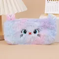 Detail eines flauschigen Katzen-Mäppchens in Pastellfarben mit gesticktem Katzengesicht - Regenbogen Katze Lila