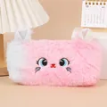 Nahaufnahme des rosa Plüsch-Katzenmäppchens mit Stickerei und weichen 3D-Ohren - Regenbogen Katze Rosa