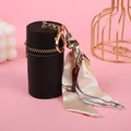 Mini portamonete tondo in pelle con cerniera dorata e foulard in seta per rossetto - Nero