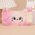 Detailansicht des flauschigen Katzen-Mäppchens mit Farbverlauf und gesticktem Gesicht - Regenbogen Katze Magenta