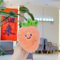 Portachiavi a fragola di peluche rosa con faccina sorridente e morbida pelliccia - Carota In Pelliccia Di Visone / Catena Pendente