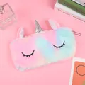 Estuche de unicornio de peluche arcoíris con pelo sintético suave y detalles plateados - Estilo Pestañas Negras
