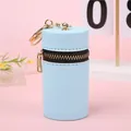 Detalle de mini bolso azul claro de piel Saffiano con cremallera dorada - Azul