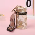 Ricamo dettagliato e cerniera dorata su questo elegante astuccio per rossetto cilindrico - Marrone (A220)