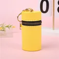 Detalle de mini monedero de cuero Saffiano amarillo con cremallera dorada y llavero - Amarillo