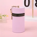 Detalle del mini monedero de cuero Saffiano lila con herrajes dorados y cremallera - Púrpura