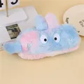 Dettaglio dell'astuccio in peluche con orecchie da coniglio e ricamo a cuore - Blu