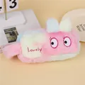 Dettaglio dell'astuccio in peluche arcobaleno con orecchie 3D e ricamo morbido - Rosa
