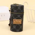 Dettaglio della mini borsa in pelle nera a fiori con zip dorata e logo stampato - Motivo Floreale Nero (A229)
