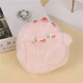 Détail du porte-clés monstre en peluche rose avec fourrure douce et fermoir mousqueton - Rose (Deux Yeux Verts)