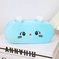 Dettaglio dell'astuccio per gatti in peluche azzurro con ricami e orecchie 3D in morbido tessuto - Gatto Blu Cielo