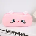 Dettaglio dell'astuccio a gatto in peluche rosa con viso ricamato e orecchie 3D morbide - Gatto Rosa Chiaro