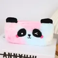 Dettaglio dell'astuccio a panda in peluche con texture marmorizzata e ricamo carino - Panda Pastello
