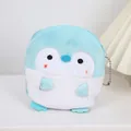 Detalle del monedero de pingüino de peluche con textura suave y cierre de cremallera - Pequeño Pingüino Azul (B128)