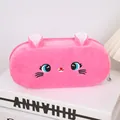 Dettaglio dell'astuccio a gatto in peluche rosa con orecchie 3D e ricami fini - Gatto rosso rosa