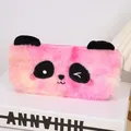 Dettaglio dell'astuccio a panda in peluche rosa con morbida consistenza e ricamo carino - Panda Rosso Rosa