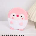 Detalle del monedero de peluche de pingüino rosa con bordado y cadena metálica - Pequeño Pingüino Rosa (B127)