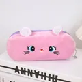 Dettaglio dell'astuccio a gatto in peluche rosa con ricami e cerniera viola - Gatto Viola Chiaro