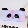 Dettaglio dell'astuccio a panda in peluche tie-dye viola con ricami morbidi e rifiniti - Panda Viola Sfumato