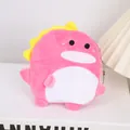 Detalle del monedero de dinosaurio de peluche rosa con escamas amarillas y llavero metal - Pequeño Dinosaurio Rojo Rosa (B129)
