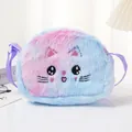 Detalle del bolso de peluche con forma de gato con pelo degradado y bordados finos - Estilo Gato Semicircular / Tie-Dye Multicolor Púrpura