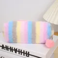 Detail van de zachte regenboog etui met pluche strepen en een roze pompon hanger - Lichte regenboogstrepen
