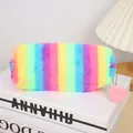 Detail van een regenboog pluche etui met zachte textuur van bont en een roze pompon - G62 Pennenetui Met Strepen Donkere Kleur