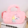 Detalle del bolso bandolera de unicornio de felpa rosa con bordado y correa ajustable - Rosa