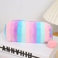 Detailopname van pluche regenboog etui met zachte pompon hanger op een boek - Paars Gestreept