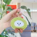 Nahaufnahme des grünen Matcha-Plüsch-Erdbeerkuchen-Anhängers mit Lächeln und Metallkette - Hängeketten-Stil / Grün