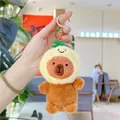 Dettaglio portachiavi capibara di peluche con vestito da ananas e gancio dorato - Stile Ananas (Giallo con Fibbia Dorata)