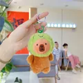 Dettaglio del portachiavi Capybara in peluche con costume da avocado e anello in metallo - Stile Lime/Rana (Verde con Catena)