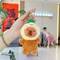 Dettaglio del portachiavi in peluche Capybara con cappello a forma di ananas giallo - Stile Ananas (Giallo con Catena)