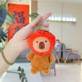Mano che tiene un portachiavi Capybara di peluche con un cappello a fragola rossa - Stile Fragola (Rosso con Catena)